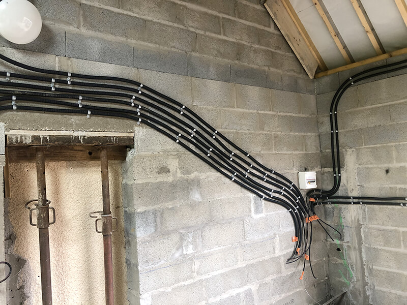 Travaux électriques par un électricien : passage de câbles électriques