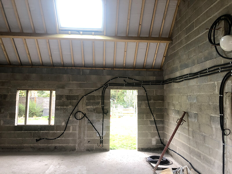 Travaux électriques par un électricien : passage de câbles électriques