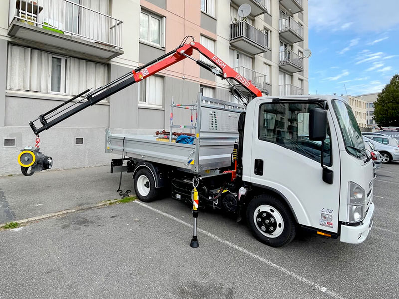 camion grue pour installation ascenseur