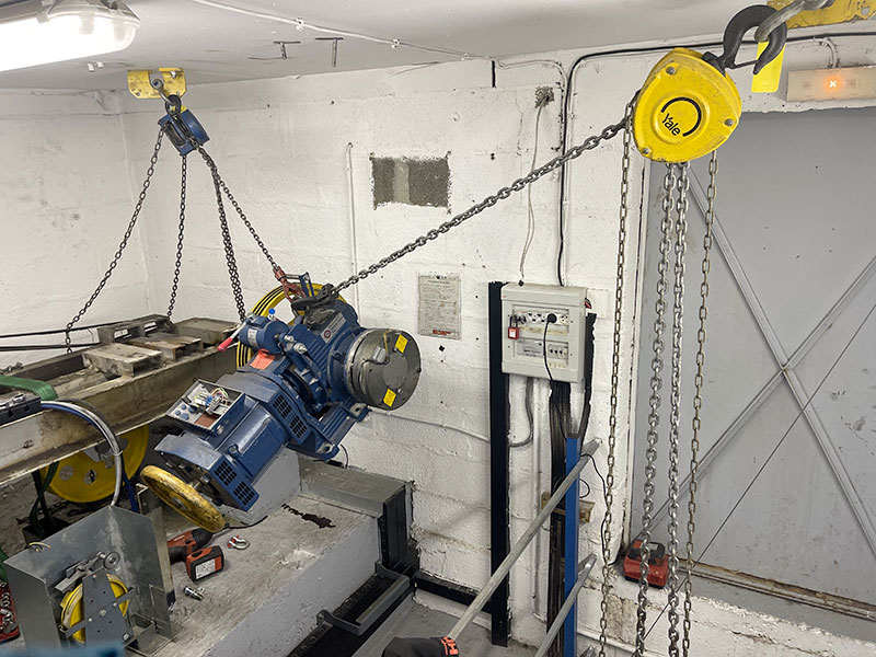 Manutention machine électrique dans le cadre du montage d'ascenseur