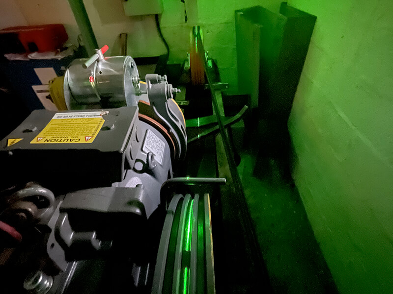 Réparation de moteurs électriques : lignage des poulies au laser