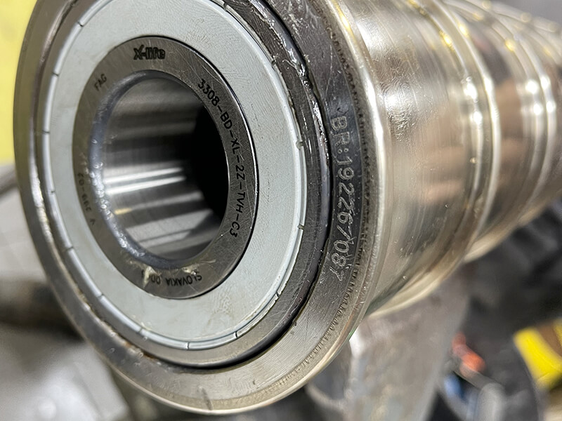 Réparation de moteurs électriques : roulement poulie contre-poids